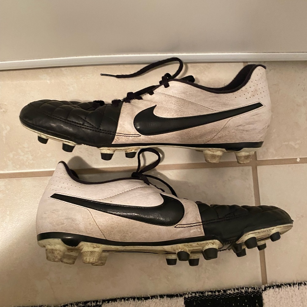 Mens Used Nike Tiempo Black White Soccer Cleats Shoes Size 9.5